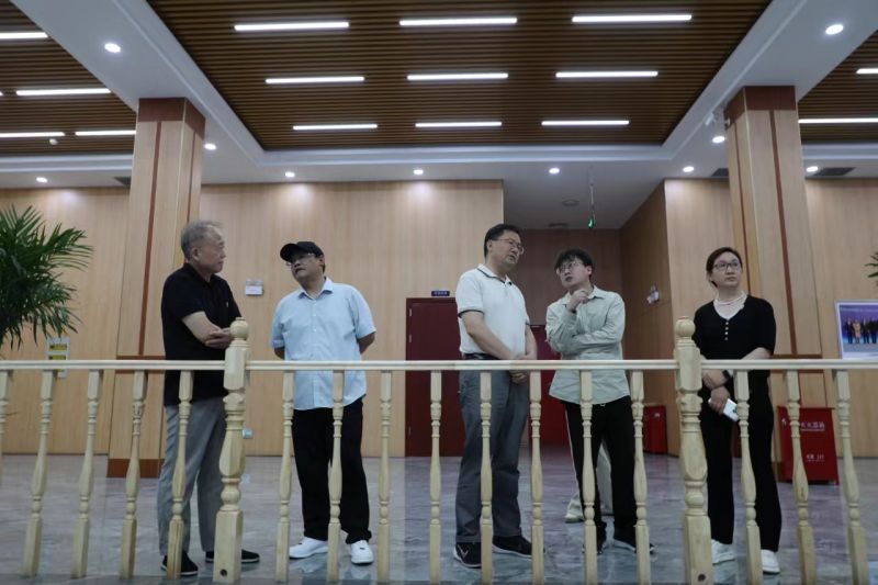 工信部产业政策与律例司原巡视员、先进造作商学院总裁四班班主任辛仁周一行到鉴黑担保网集团走访